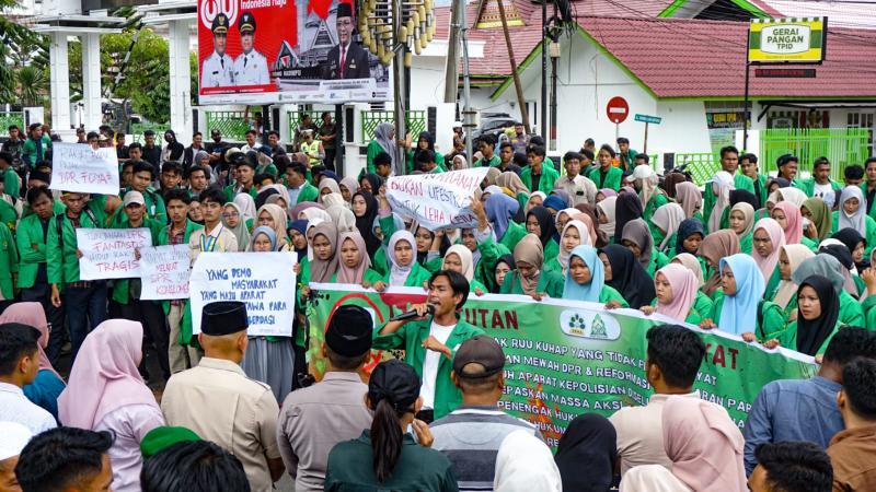 Aksi Anarkis Masyarakat dan Tantangan Penegakan Hukum di Muara Batang Gadis
