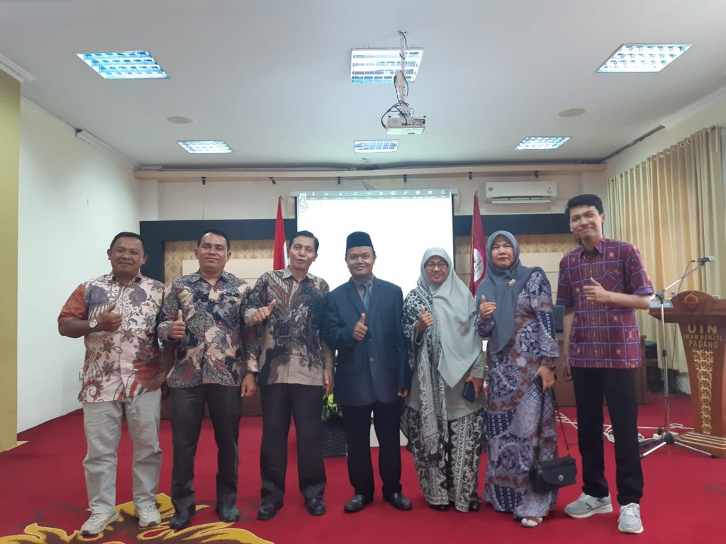 Dukung Penguatan SDM, Dekan FASIH Hadiri Ujian Promosi Doktor Hasiah di UIN Imam Bonjol